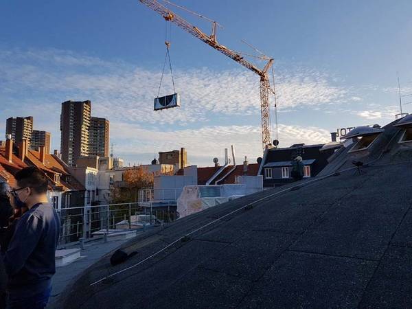 Die einzelnen Teile der modularen KG Top-Lüftungsanlage wurden mithilfe eines Krans über die Häuser gehoben und auf der Plattform installiert. Die einzelnen Teile der modularen KG Top-Lüftungsanlage wurden mithilfe eines Krans über die Häuser gehoben und auf der Plattform installiert.