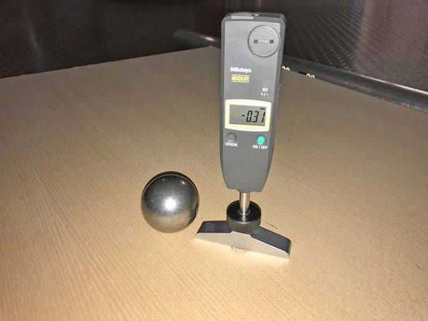 Ermittlung von Einschlagtiefe und Einschlagdurchmesser nach dem harten Stoß (nach EN 1192 und RAL-GZ 426)