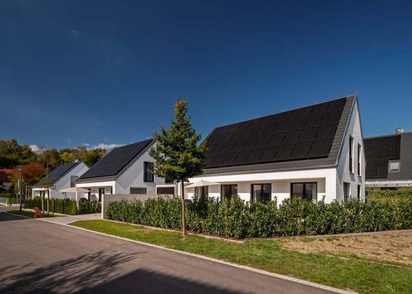 Jedes der modernen, großzügig gestalteten Häuser verfügt über zukunftsweisende Haustechnik – mit Photovoltaik, Stromspeicher und Lüftungsintegralgerät mit Wärmepumpe und Warmwasserspeicher.