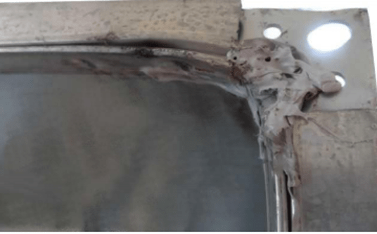 Typische Montagefehler, die zu Leckagen und Undichtigkeiten im Gesamtsystem führen können, sind beispielsweise... Luftleitungsbauteile, in deren Ecken sehr großzügig DIchtmasse eingebracht wurde.