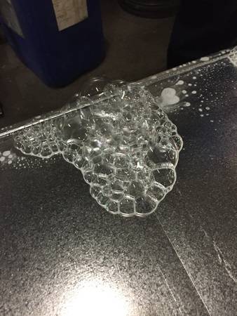 Mit einer visuellen Dichtheitsprüfung lassen sich (nicht offensichtliche) Leckagen mit Hilfe von Sprühnebel oder einer Seifenlauge identifizieren, da sich an undichten Stellen Blasen bilden.