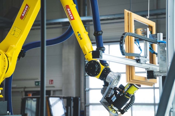 Adler: Sensitiver Schleifroboter für die Fensterbeschichtung