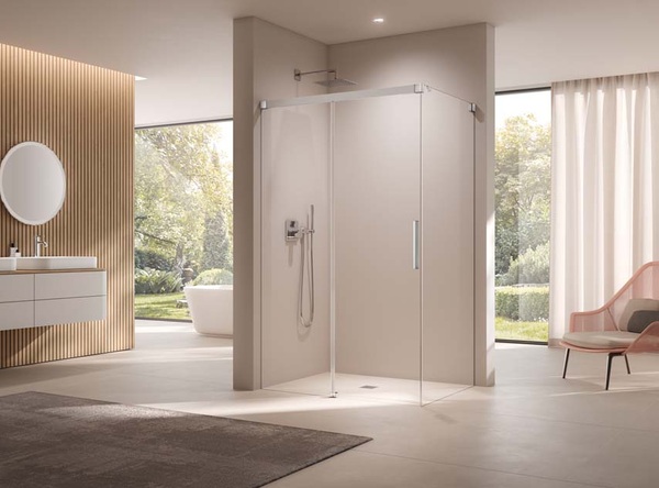 Nahezu transparent wirkt die Gleittür Nica ohne Wandprofil individuell auf Maß gefertigt. Ganz pur, oben dezent gehalten durch edle verchromte Wandbefestigungen.