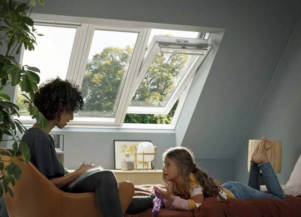 Velux bringt seine Lichtlösung „3 in 1“ 2021 in einer zusätzlichen, größeren Variante auf den Markt. Die Fensterflügel sind jeweils 66 x 140 Zentimeter groß.