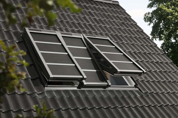 Da die Solar-Hitzeschutz-Markise auf dem Fensterflügel montiert wird – hier bei der Lichtlösung „3 in 1“, lassen sich die Dachfenster auch bei ausgefahrener Markise öffnen. Alu-Querstreben sorgen für eine zusätzliche Stabilität des Gewebes. Da die Solar-Hitzeschutz-Markise auf dem Fensterflügel montiert wird – hier bei der Lichtlösung „3 in 1“, lassen sich die Dachfenster auch bei ausgefahrener Markise öffnen. Alu-Querstreben sorgen für eine zusätzliche Stabilität des Gewebes.