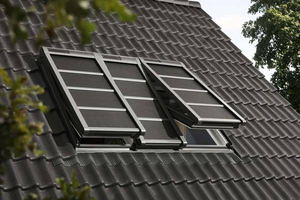 Solarbetriebene Hitzeschutz-Markisen für die Lichtlösung „3 in 1“, hier in der verdunkelnden Variante, sorgen auch im Sommer für angenehme Temperaturen Dachgeschoss.