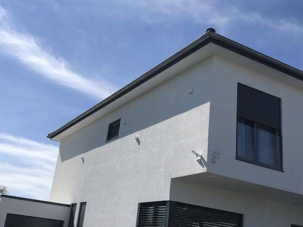 Vom Montagestein ist an der Hauswand nichts zu sehen. Nur die Außendesignblende des Lüftungsgeräts verrät, dass hier eine dezentrale Lüftung installiert wurde.