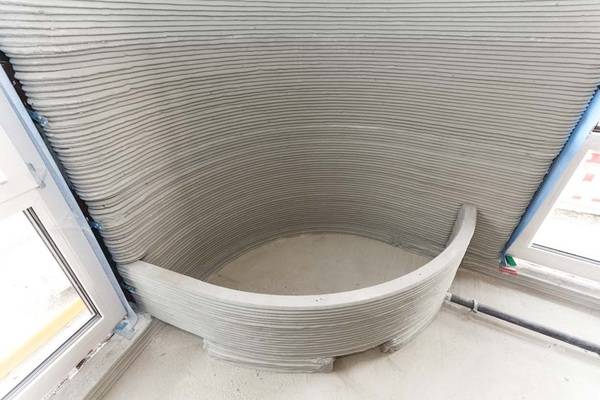 Gestaltungsfreiheit: Mit der 3-D-Druck-Technologie sind ganz neue Formen in der Architektur realisierbar, wie zum Beispiel eine gerundete Wannenschürze im Bad. Gestaltungsfreiheit: Mit der 3-D-Druck-Technologie sind ganz neue Formen in der Architektur realisierbar, wie zum Beispiel eine gerundete Wannenschürze im Bad.