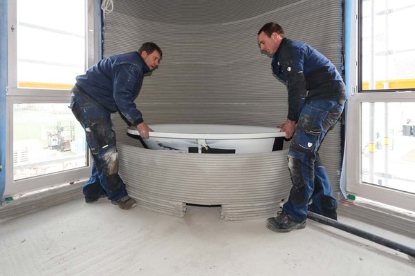 Spezielle Anforderungen: Für den Radius von Hauswand und Schürze kam nur eine ovale Badewanne mit Auflagefläche infrage. Wandseitig wurde die BettePool Oval mit Wannenankern befestigt.  Spezielle Anforderungen: Für den Radius von Hauswand und Schürze kam nur eine ovale Badewanne mit Auflagefläche infrage. Wandseitig wurde die BettePool Oval mit Wannenankern befestigt.