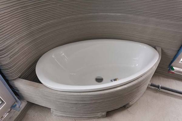 Anschluss im Handumdrehen: Die Aussparungen für die Rohrinstallation und Ablaufgarnitur wurden beim Druck der Schürze bereits berücksichtigt.