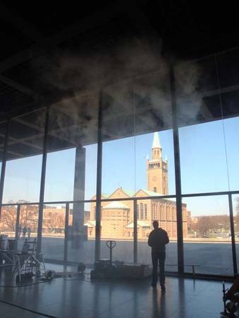 Um die Probleme mit dem Kondenswasser an den nicht gedämmten Fensterfronten auf ein Minimum zu reduzieren, führte man Rauchversuche zur in der 8,40 m hohen Eingangshalle durch.