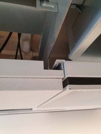 Die Kiefer Frontblende hat eine Sonderumbughöhe mit 16 Durchgangsbohrungen bzw. Ausparungen an der Frontplatte und dem Luftverteilkasten, damit die Befestigungspunkte für die bestehende Dekor-Lochblende freigehalten werden.