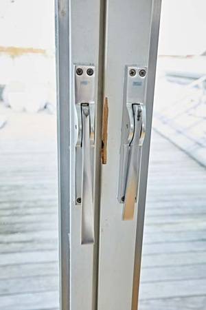 Wollte nicht mehr so wie der Bauherr: Aufgrund einer gebrochenen Türangel sowie Schäden und Absplitterungen am Rahmen schloss die alte Balkontür nicht mehr richtig und sorgte so für Windzug.