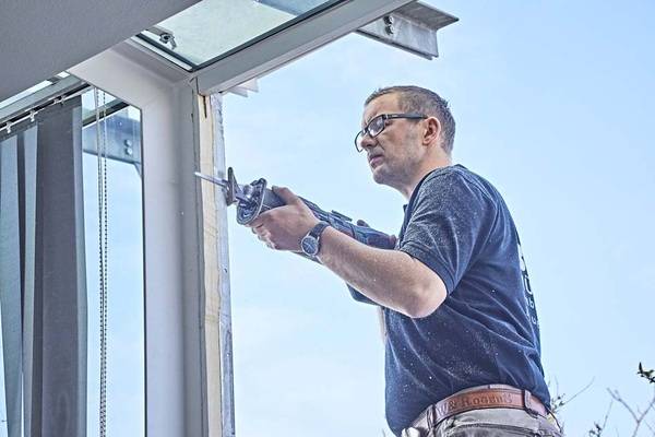 Da die neue Balkontür mehr Platz benötigt, mussten die Handwerker diesen nach dem Ausbau der vorherigen Türe erst schaffen. Dazu kürzten sie am bestehenden Holzrahmen freihändig den Falz von 60 auf 30 Millimeter Tiefe.