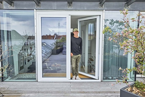 Zufriedener Hausherr: Statt nach außen öffnet die neue Balkontür von Mehmet Scholl künftig nach innen. So ist die Terrasse für den Fußballstar nun endlich auch bei Schnee zugänglich.