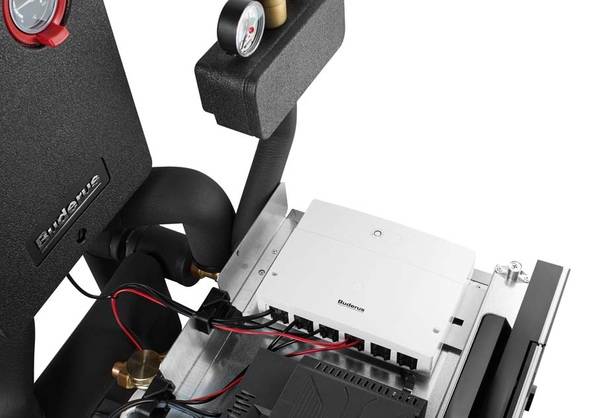 Der Hydraulikmanager HM200 steuert den Betrieb des Systems und bindet die Wärmepumpe in das Regelsystem Logamatic EMS plus des Heizsystems ein.