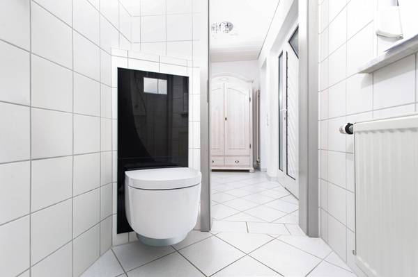 Soll der bestehende Unterputz-Spülkasten weiterhin genutzt werden, kann ein Dusch-WC mit der AquaClean Designplatte nachgerüstet werden. Sie verbirgt Strom- und Wasseranschlüsse und lässt sich ohne Eingriff in die Vorwand verbauen bzw. wieder entfernen.