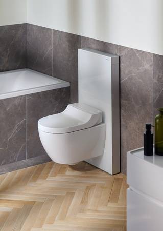 Die Dusch-WCs Geberit AquaClean – hier die Komplettanlage Tuma Comfort – finden in Kombination mit dem Sanitärmodul Monolith ohne großen Aufwand Einzug in das Kundenbad.