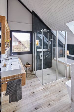 Die Duschkabine PEGA von Kermi mit ihrem sanft gerundeten Design passt perfekt in das freundliche Badezimmer. Als Eckeinstieg bildet sie den Mittelpunkt des Badezimmers.