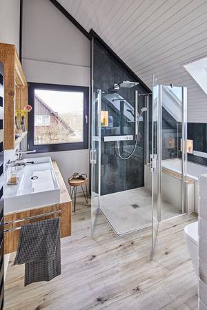 Die Pendeltüren der Serie PEGA lassen sich bequem nach außen und innen öffnen. In Kombination mit dem individuell gefliesten Kermi Komplett-Duschboard POINT E90 ist in dem kleinen Bad eine komfortable, bodeneben begehbare Duschlösung entstanden.