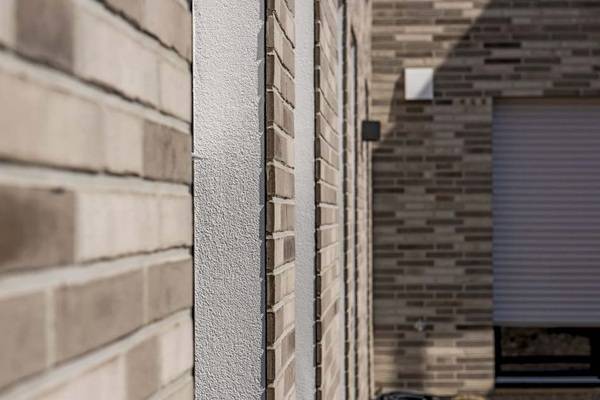 Detailbild: Mauerwerksbau mit Dämmfassade in Klinker-Riemchen-Optik