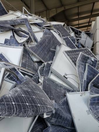Auch die Photovoltaik als umweltfreundliche Energiequelle produziert Müll. Recycling mit Ziel Gewinnung von Grundstoffen ist eher der wirklich letzte Weg und sollte nach Möglichkeit bis zum Schluss vermieden werden.