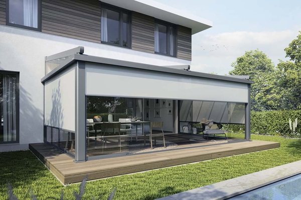 PergoTex II von Weinor: Die Design-Blende VertiPlus sorgt für ein harmonisches Gesamtbild von Pergola- und Senkrechtmarkise.