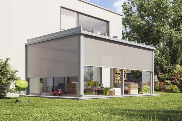 VertiPlus verdeckt beim Glas-Terrassendach Terrazza Pure die Kassetten-Ecken und Führungsschienen der Senkrecht-Markise VertiTex II Zip 112.