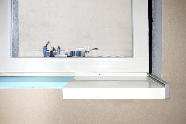 Die Formteile werden direkt unter der Fensterbank eingebaut.