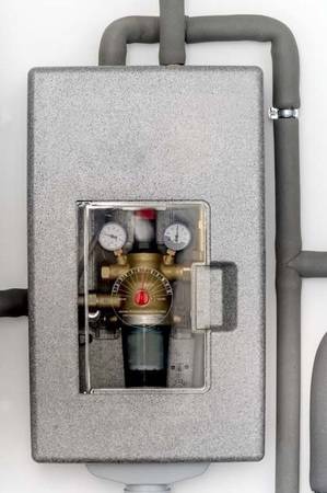 Über die durchsichtige Klappe in der Gehäuseadeckung bleiben die Komponenten gut zugänglich – etwa um den Spülvorgang des Filters zu betätigen. 