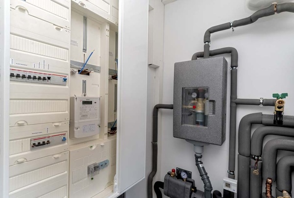 Im Heizungskeller eines Neubaus in Harpstedt nimmt das Braukmann PrimusCenter von Resideo wenig Platz ein und sorgt für einen aufgeräumten optischen Eindruck. 