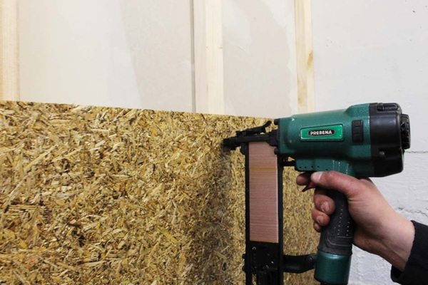 Ihren Einsatzort finden die „maxit Strohpanels“ im Innenbereich, wo sie in Kombination mit Kalk- oder Lehmputzen für besondere Wohnbehaglichkeit sorgen. Die Verarbeitung erfolgt analog zu herkömmlichen Gipskartonplatten.