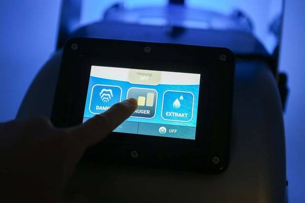 Über das Touch-Display kann der Anwender bequem Geräteeinstellungen vornehmen. 