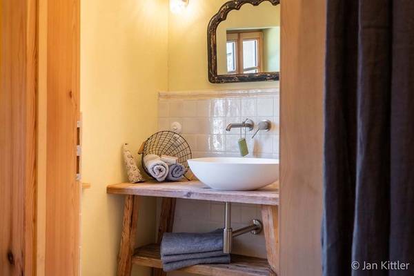 Ideal im Badezimmer: Ton nimmt Feuchtigkeit auf und gibt sie sukzessive wieder ab. Eine separate Lüftung einzubauen erübrigte sich damit.