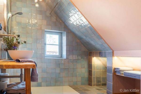 Die Farbgestaltungen wurden teils mit fertigen Farbmischungen, teils mit individuell abgetönten Farben erzielt. Die Wände im Badezimmer sind mit Lehmfarbe in Rosa gestrichen.