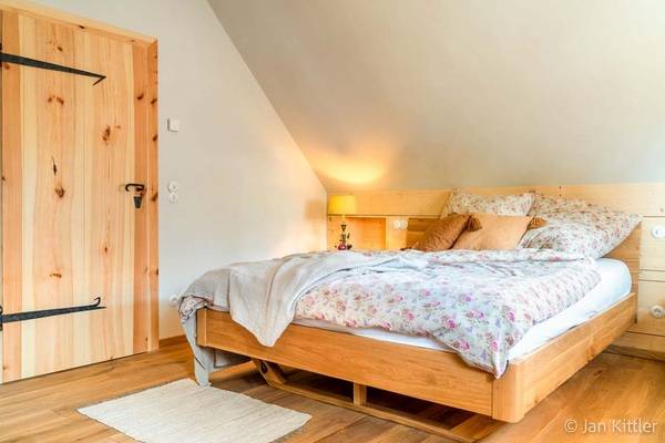 Ein Vorteil sind auch die optischen Besonderheiten von Ton: Je nach Lichteinfall changieren die Farbtöne und lassen die Wände lebendig wirken.