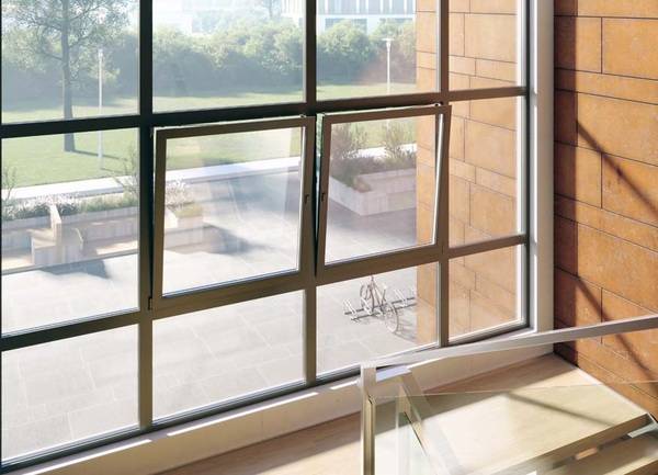 Auch der regelmäßige Luftaustausch in stark frequentierten Räumen lässt sich mithilfe von motorischen Antrieben komfortabel regeln – im Falle von schwer erreichbaren Oberlichtern auch barrierefrei. Auch der regelmäßige Luftaustausch in stark frequentierten Räumen lässt sich mithilfe von motorischen Antrieben komfortabel regeln – im Falle von schwer erreichbaren Oberlichtern auch barrierefrei.