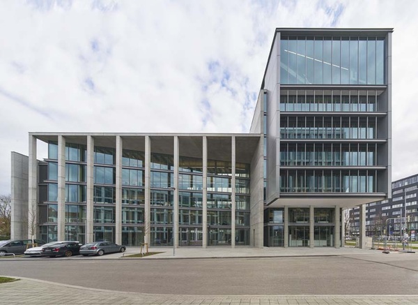 Glas, Beton und klare Linien: Die Architektur Tadao Andos setzt auf eine klare Formensprache und puristische Materialwahl.