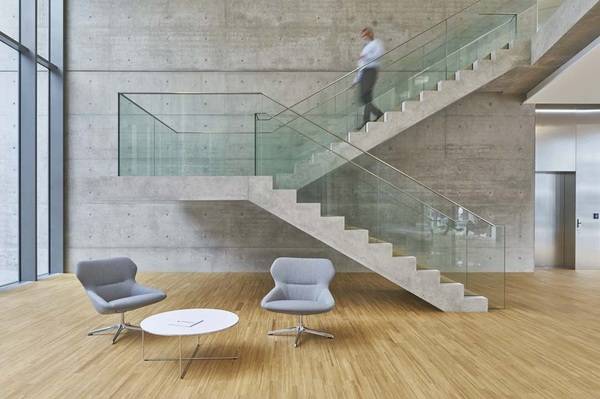 Die klare Struktur ist auch in der Innenarchitektur abzulesen. Betonwände wurden vor Ort geschalt, Ankerlöcher blieben bewusst erhalten.