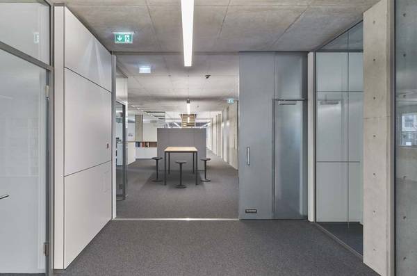 Das Schiebetor passt perfekt zum Stil der Weisenburger Zentrale. Das Schiebetor passt perfekt zum Stil der Weisenburger Zentrale.