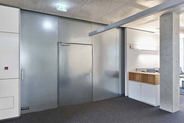 Technisch erfüllt es die notwendigen Normen zum Brandschutz – und bietet mit der Schlupftür zusätzlichen Komfort im Betrieb. Technisch erfüllt es die notwendigen Normen zum Brandschutz – und bietet mit der Schlupftür zusätzlichen Komfort im Betrieb.