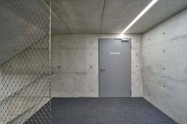 Im Untergeschoss wurde auf Flächenbündigkeit verzichtet – der Optik bei den Türen tut dies aber dennoch keinen Abbruch.