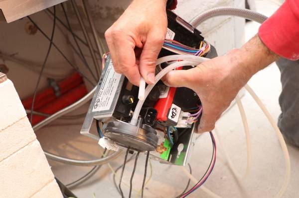 Die vom Venturirohr herkommenden Belüftungsschläuche werden nun mit dem Gasregelblock, bestehend aus Power Vent-Steuerteil sowie Venturirohr-Steuersystem, verbunden. Die vom Venturirohr herkommenden Belüftungsschläuche werden nun mit dem Gasregelblock, bestehend aus Power Vent-Steuerteil sowie Venturirohr-Steuersystem, verbunden.