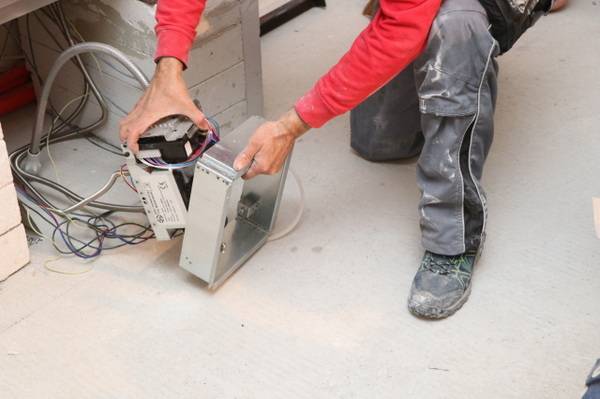 Der Gasregelblock kommt dann in ein Innengehäuse aus Stahlblech. Später wird dieses noch an einem Außengehäuse mit Tür verschraubt und fertig ist die Bedienluke im Stauraum unterhalb des Einsatzes. Der Gasregelblock kommt dann in ein Innengehäuse aus Stahlblech. Später wird dieses noch an einem Außengehäuse mit Tür verschraubt und fertig ist die Bedienluke im Stauraum unterhalb des Einsatzes.