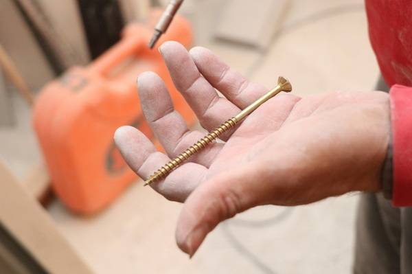 Für einen kraftschlüssigen, dauherhaften Halt kommen 10 cm lange Montageschrauben aus rostfreiem Stahl zum Einsatz, mit denen...