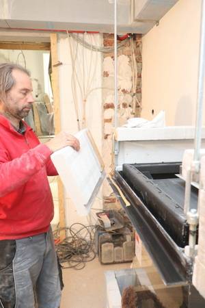 Mittels hochhitzefstem Kleberauftrag auf den Dämmplatten sowie dem Tragrahmen werden die Dämmplatten dann direkt auf den Tragrahmen gestellt... Mittels hochhitzefstem Kleberauftrag auf den Dämmplatten sowie dem Tragrahmen werden die Dämmplatten dann direkt auf den Tragrahmen gestellt...