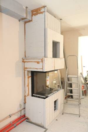 Die komplett mit Dämmstoffplatten verkleidete Ofenhülle sieht danach so aus. Die komplett mit Dämmstoffplatten verkleidete Ofenhülle sieht danach so aus.