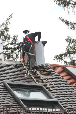 Dazu wurde vorher auf dem Dach ein mit passgenauem Dachneigungswinkel zugeschnittener, 1m langer F90-Schacht durch die geöffnete Dachhaut in den Dachgiebel eingebracht....