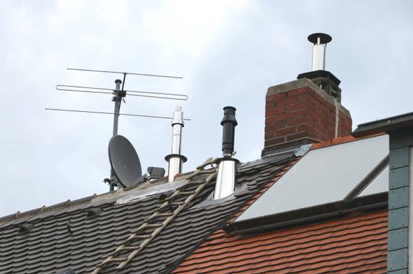 Der fertige Schornsteinabschluss des Gaskamins auf dem Dach.