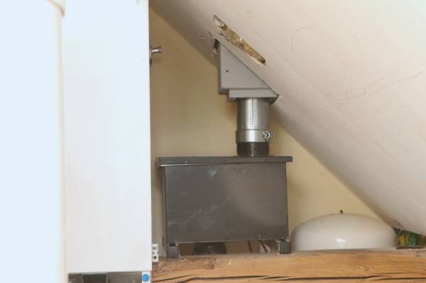 Die fertiggestellte Power Vent-Ventilatoreinheit unter dem Dach. Rechts im Bild: Der Ausgleichsbehälter der ebenfalls unter dem Dach befindlichen Gastherme.